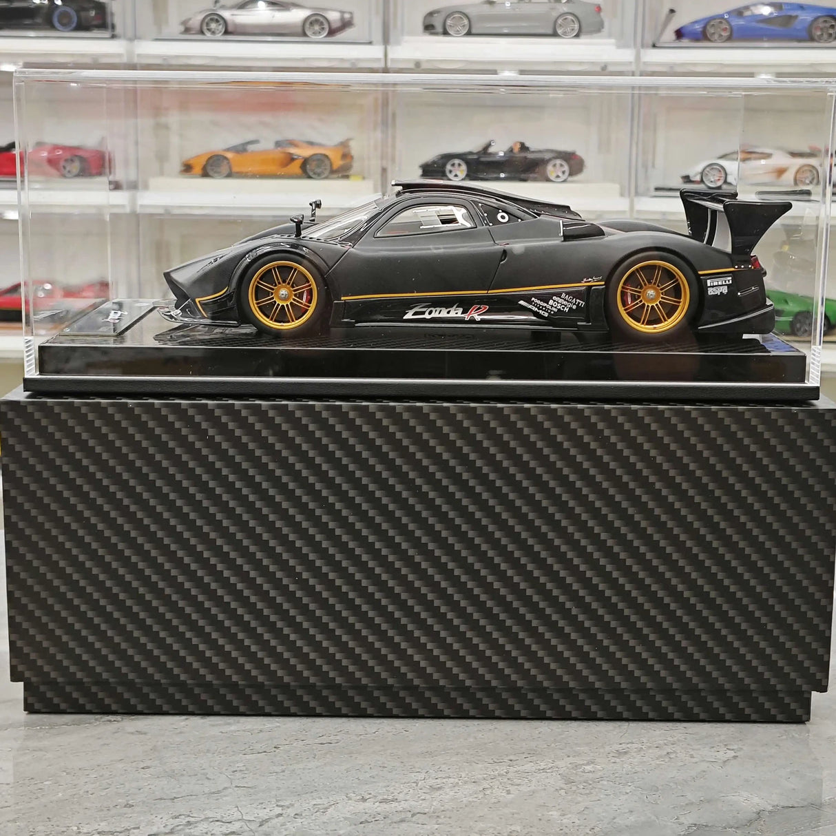Kash Pagani 2009 Zonda R Matte Black 1:18 – Modello in resina collezionabile