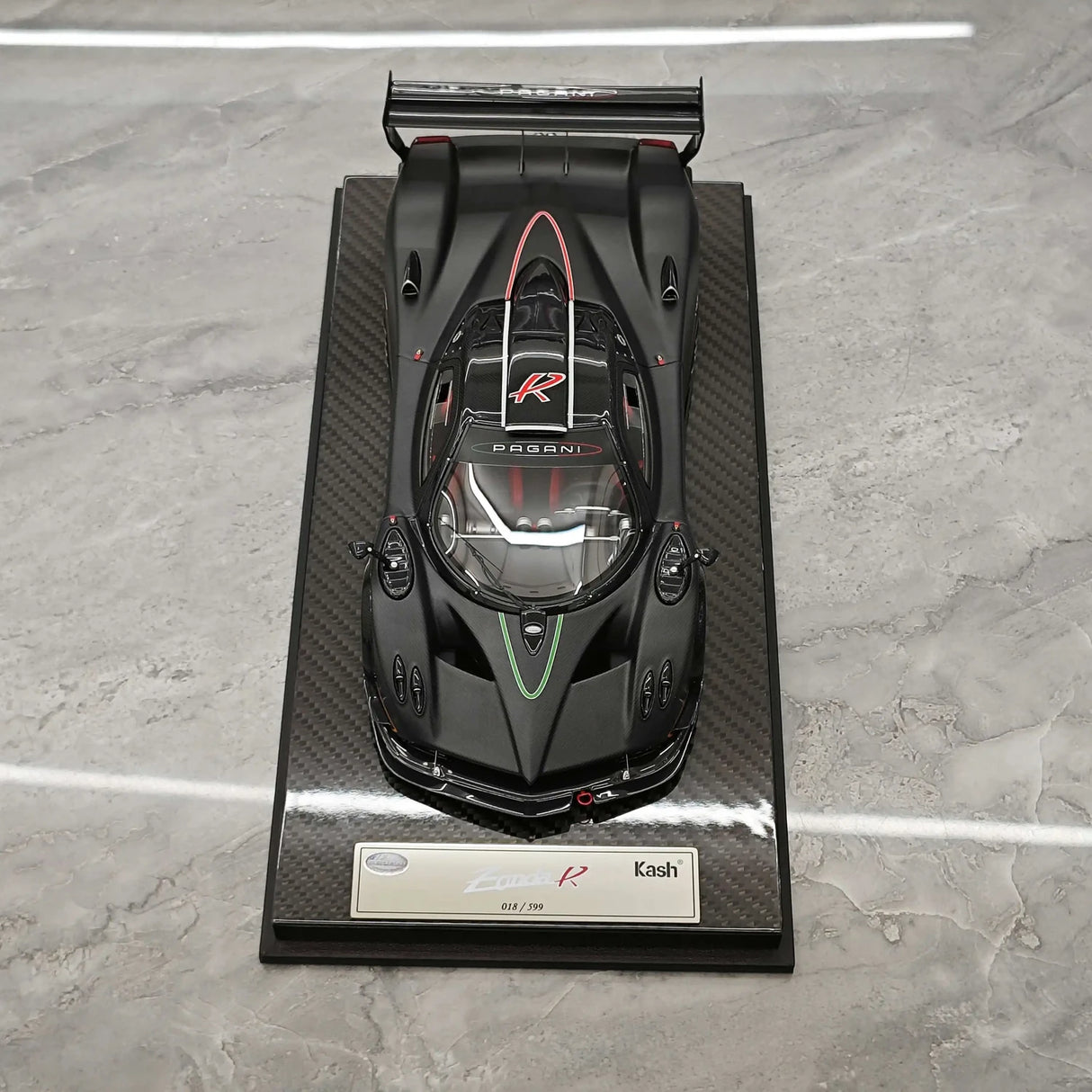 Kash Pagani 2009 Zonda R Matte Black 1:18 – Modello in resina collezionabile