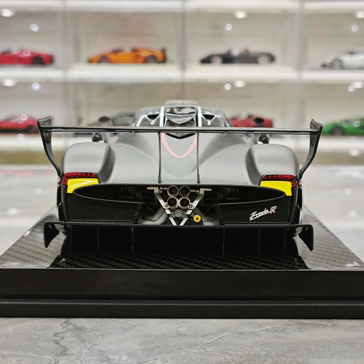 Kash Pagani 2009 Zonda R Matte Black 1:18 – Modello in resina collezionabile