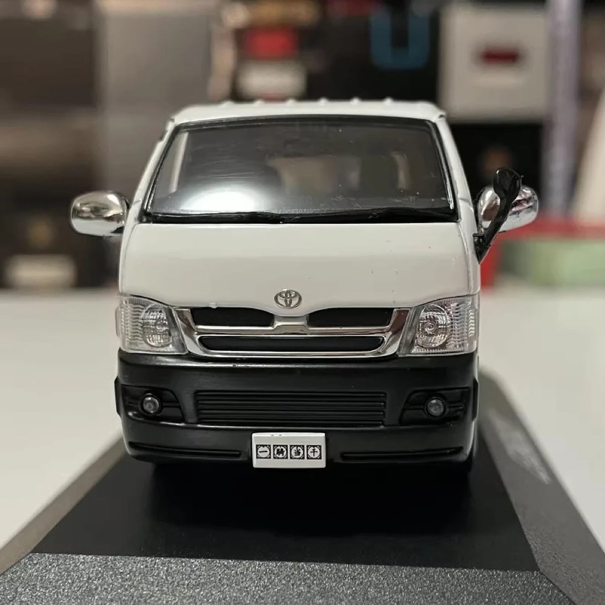 Kyosho Toyota 2004 Hiace H200 White 1:43 – Collectible Diecast Model Die-Cast