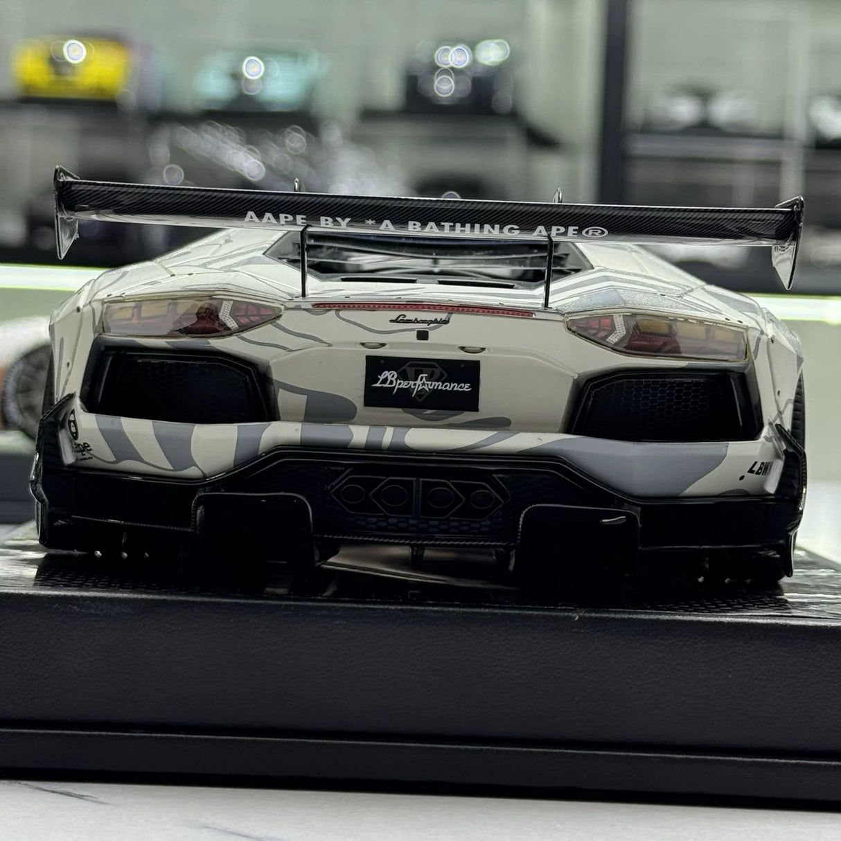 LBWK Lamborghini 2011 Aventador LB-يعمل AAPE طلاء 1:18 – راتنج نموذجي قابل للجمع