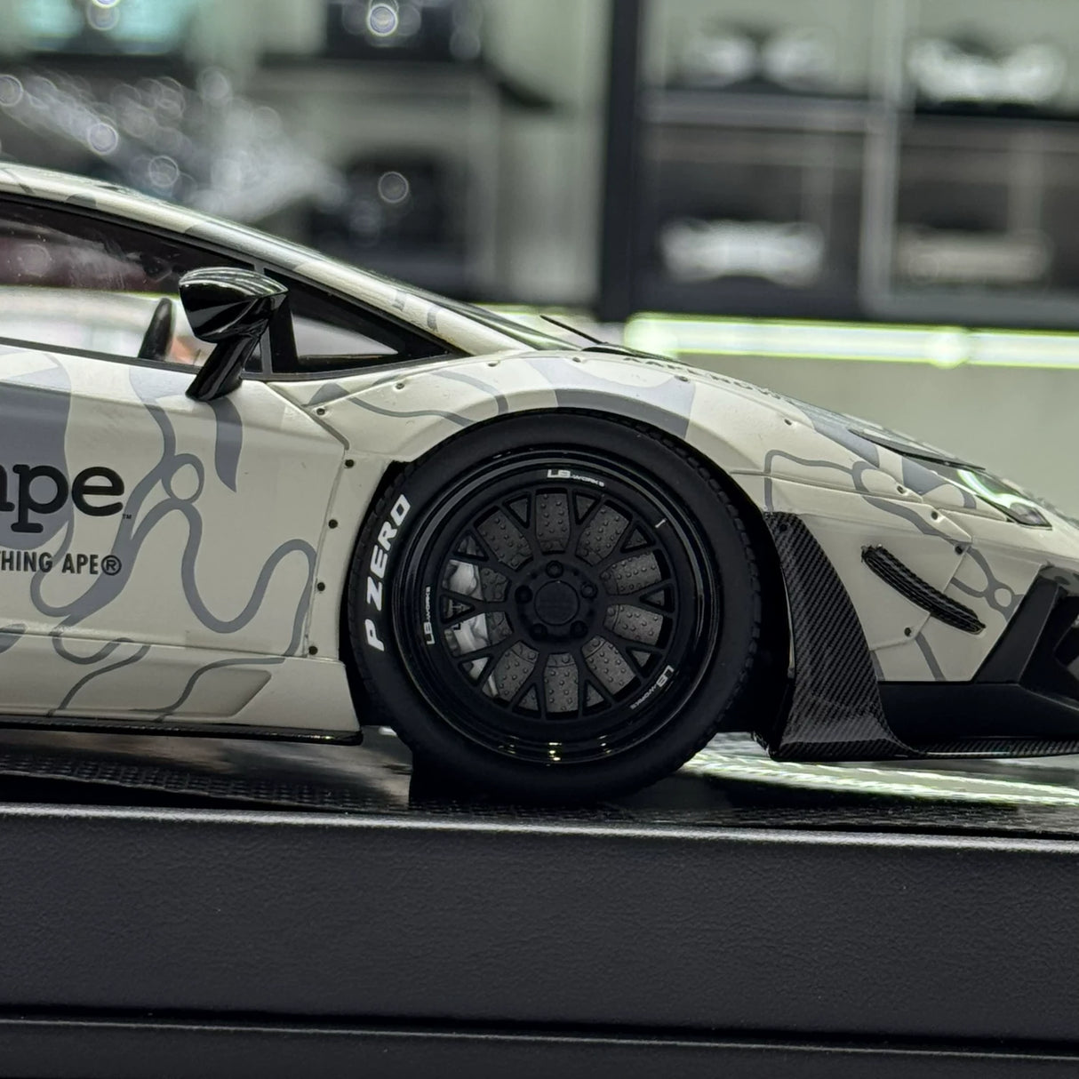 LBWK Lamborghini 2011 Aventador LB-يعمل AAPE طلاء 1:18 – راتنج نموذجي قابل للجمع