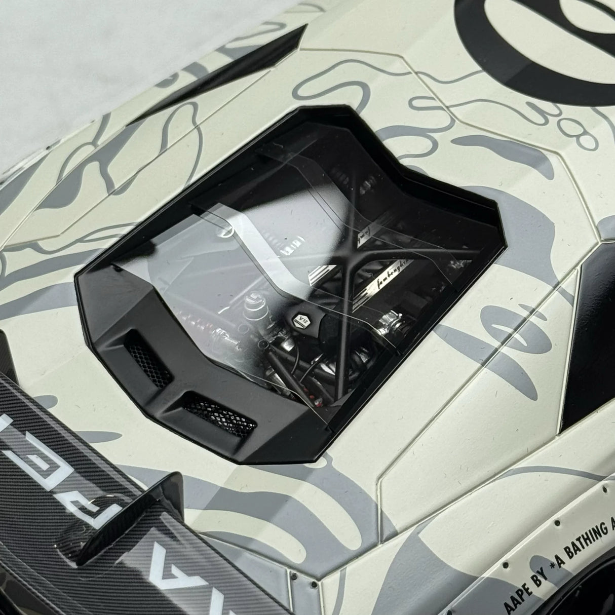 LBWK Lamborghini 2011 Aventador LB-يعمل AAPE طلاء 1:18 – راتنج نموذجي قابل للجمع