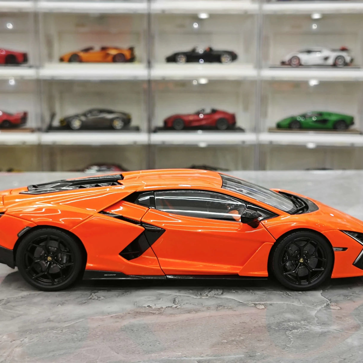 LCD Lamborghini 2024 Revuelto أورانج 1:18 – نموذج معدني قابل للجمع مصبوب.