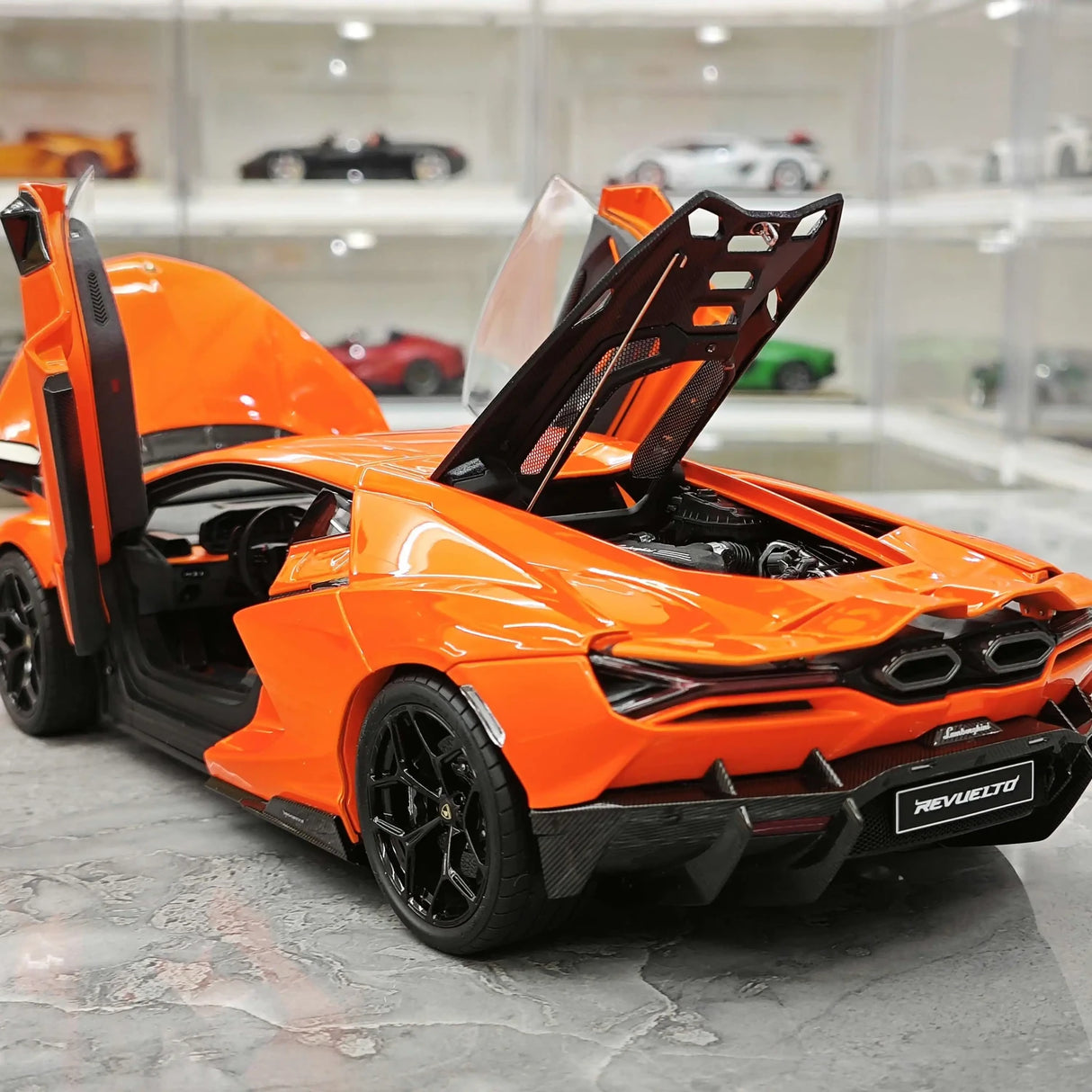 LCD Lamborghini 2024 Revuelto أورانج 1:18 – نموذج معدني قابل للجمع مصبوب.