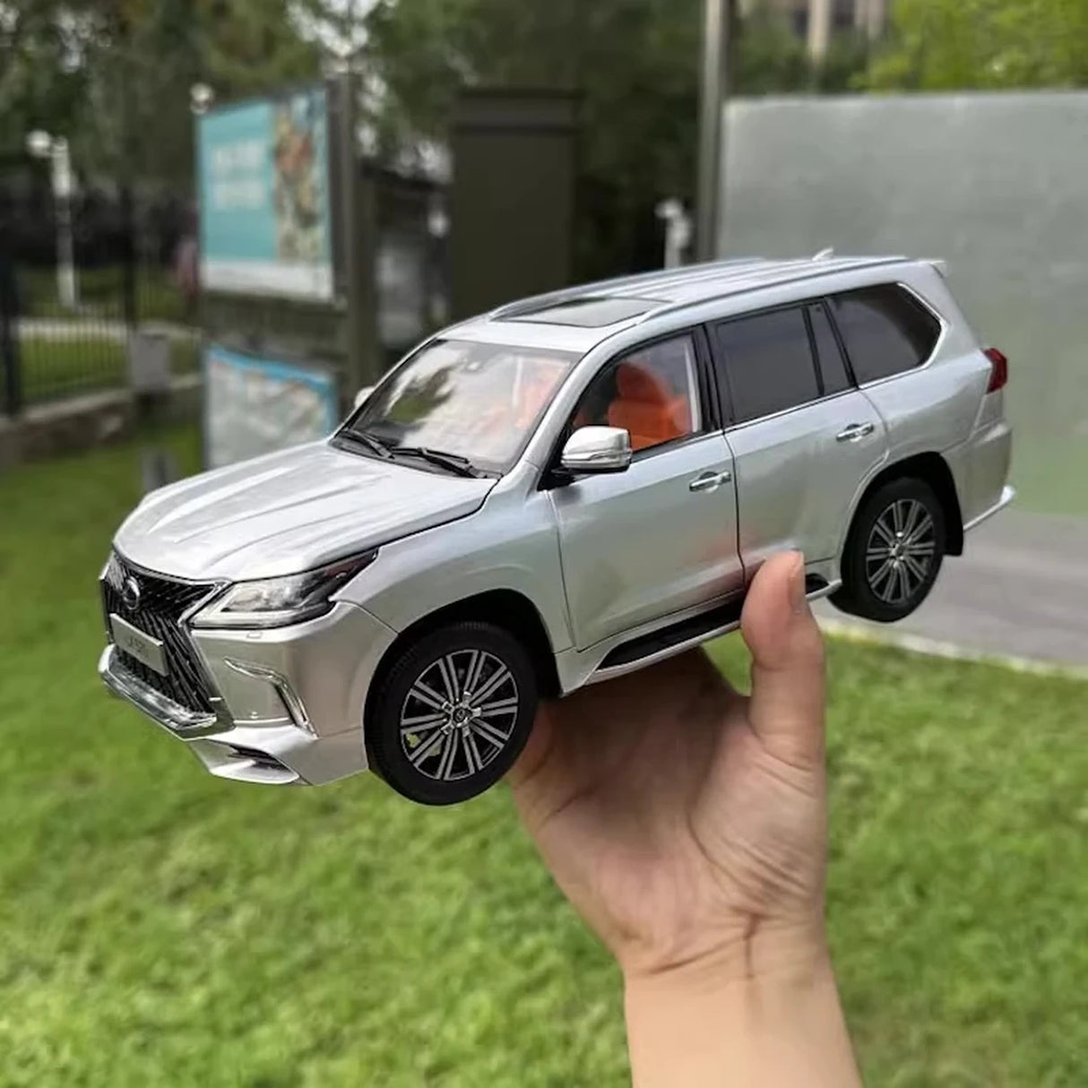 LCD Lexus 2018 LX 570 Silver 1:18 – Collectible Diecast Model Die-Cast