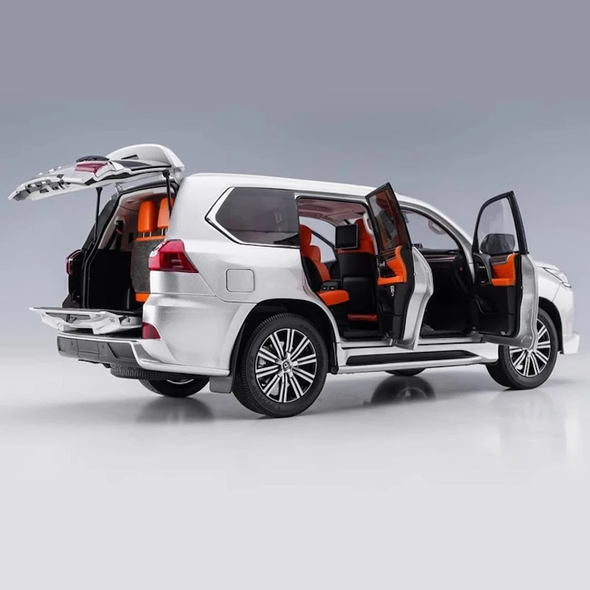 LCD Lexus 2018 LX 570 Silver 1:18 – Collectible Diecast Model Die-Cast