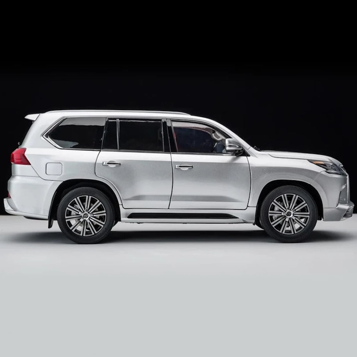 LCD Lexus 2018 LX 570 Silver 1:18 – Collectible Diecast Model Die-Cast