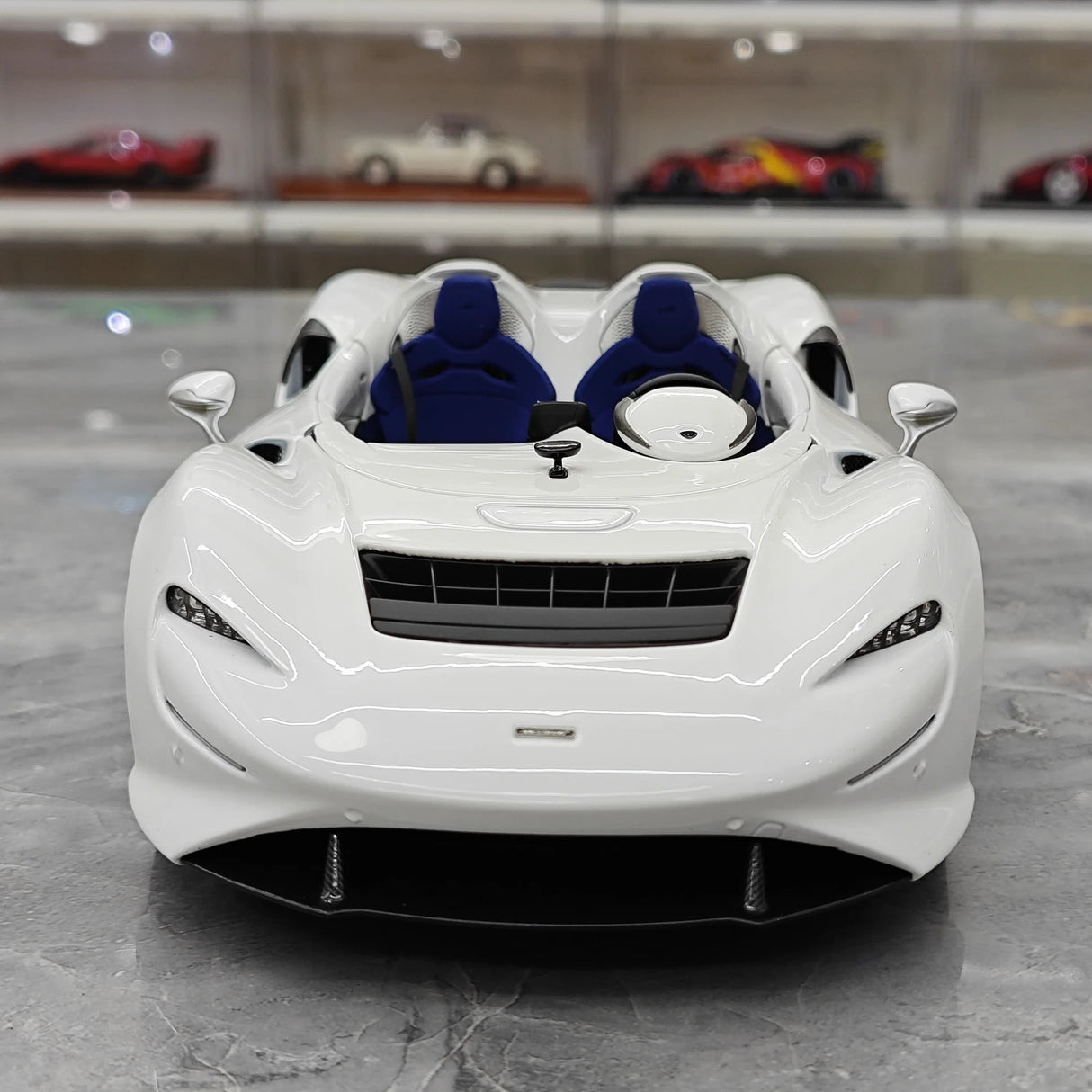 LCD McLaren 2020 Elva White 1:18 – Modelo de fundición a presión coleccionable