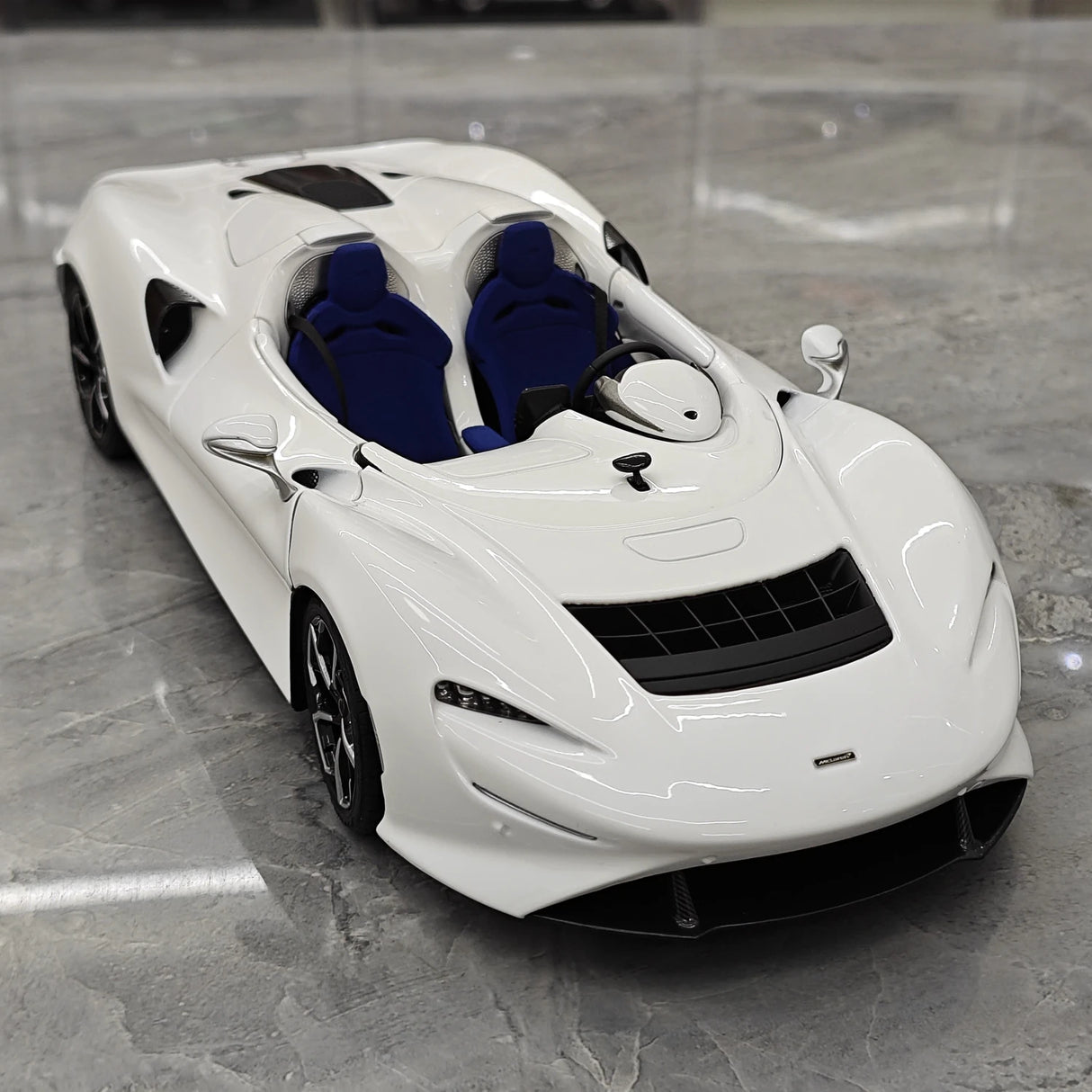 LCD McLaren 2020 Elva White 1:18 – Modelo de fundición a presión coleccionable