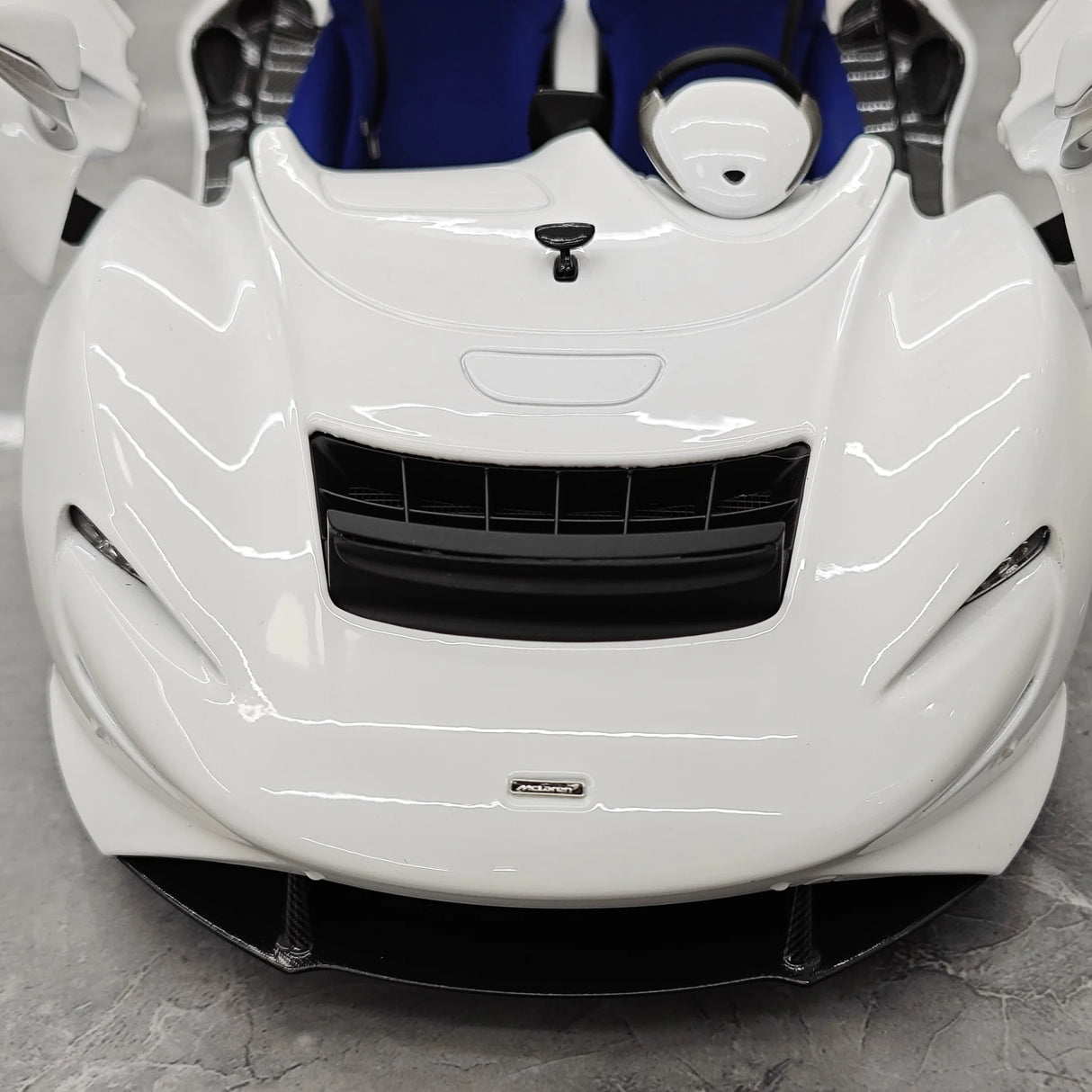 LCD McLaren 2020 Elva White 1:18 – Modelo de fundición a presión coleccionable