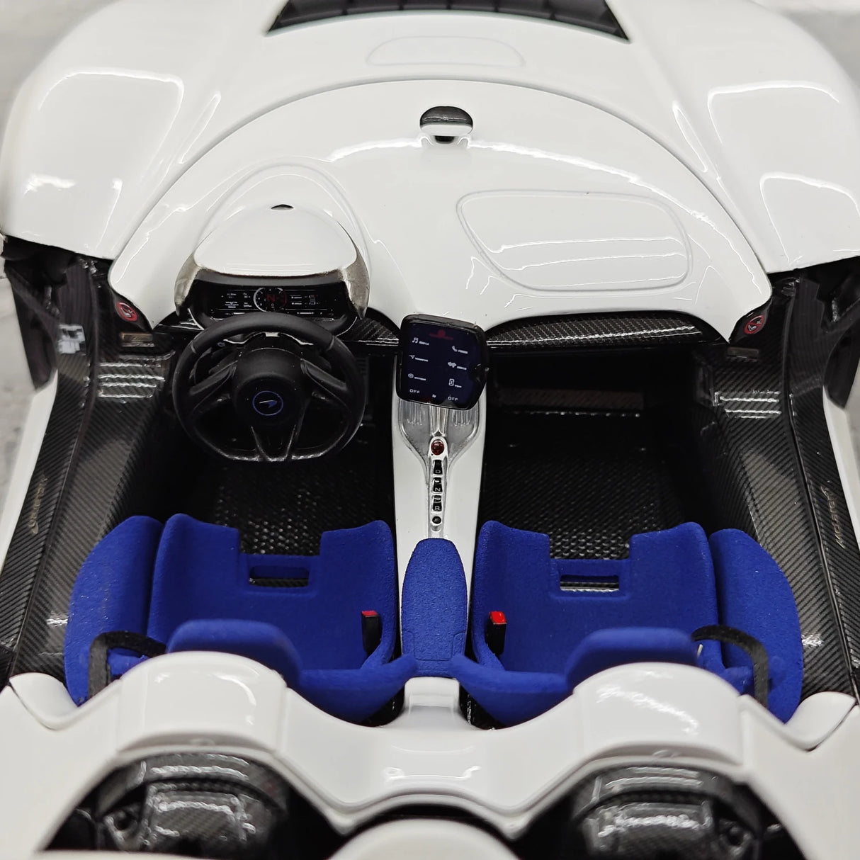 LCD McLaren 2020 Elva White 1:18 – Modelo de fundición a presión coleccionable