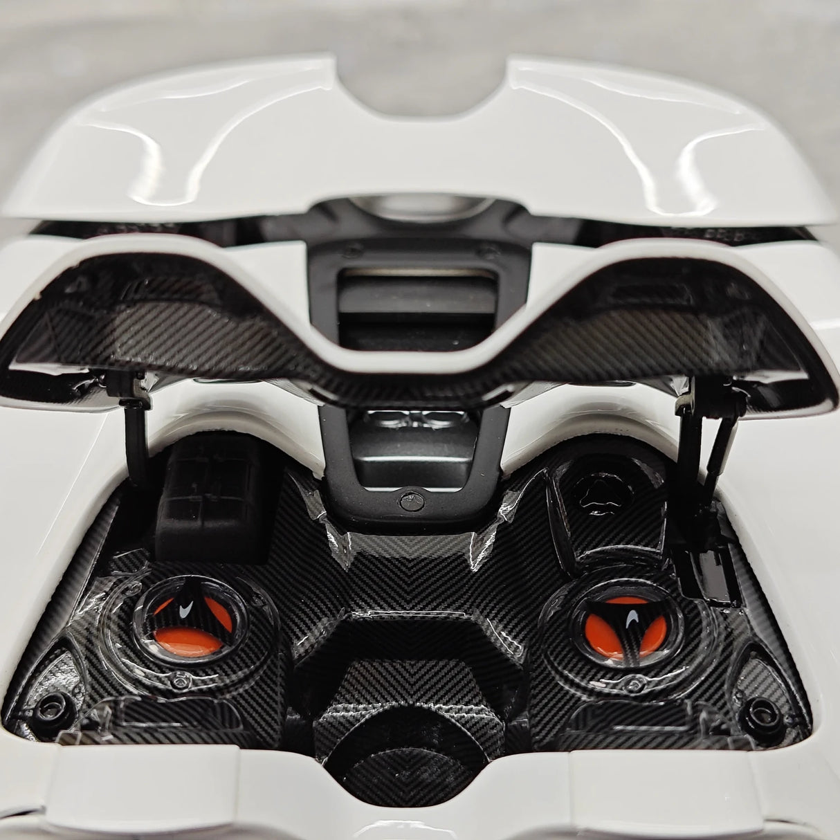 LCD McLaren 2020 Elva White 1:18 – Modelo de fundición a presión coleccionable