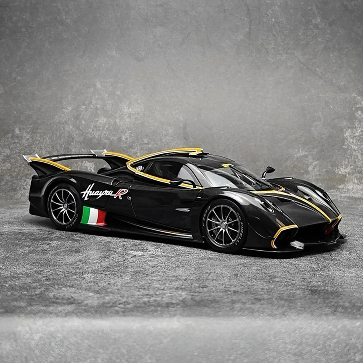 LCD Pagani 2021 Huayra R بلاك 1:18 – نموذج معدني قابل للجمع من القالب المصبوب
