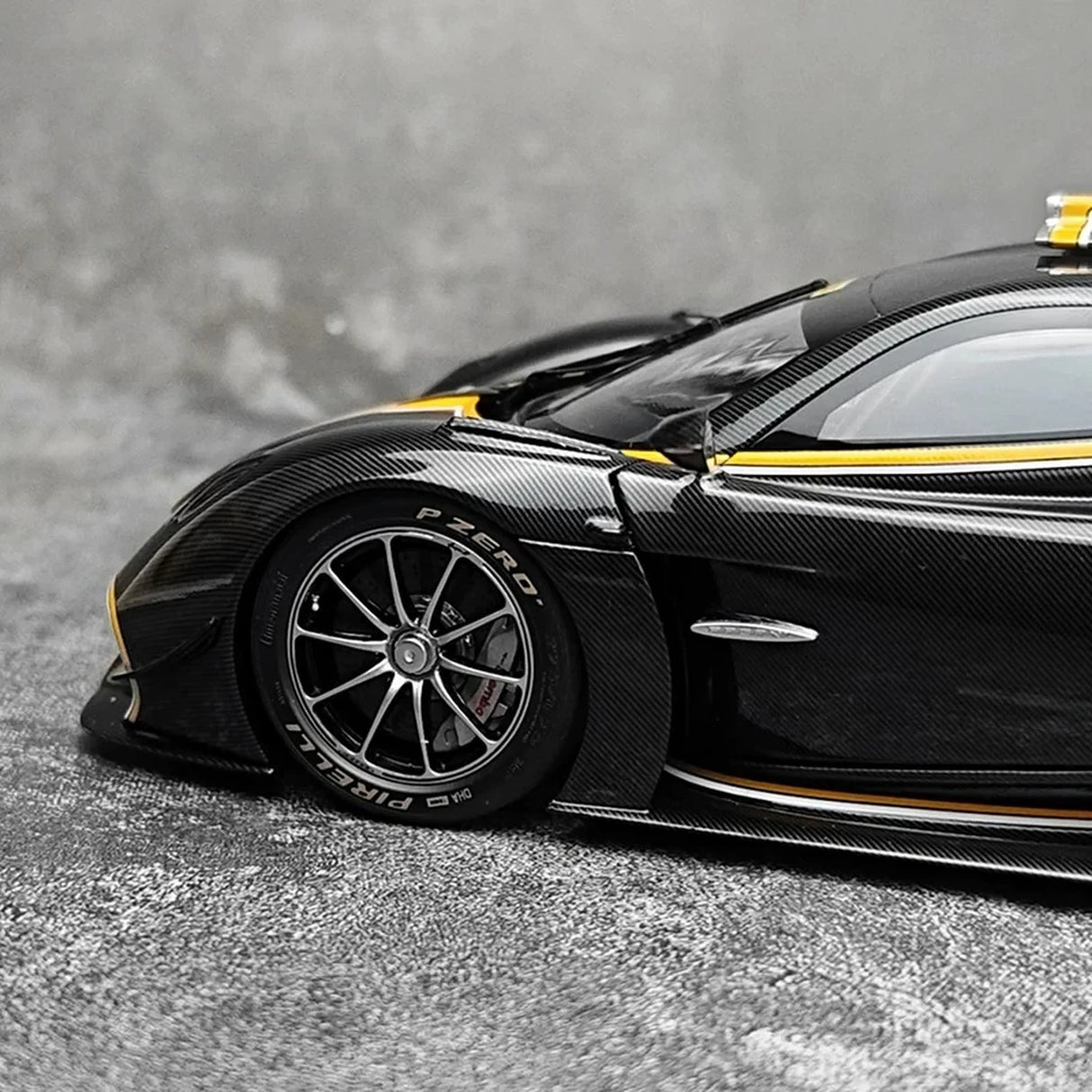 LCD Pagani 2021 Huayra R بلاك 1:18 – نموذج معدني قابل للجمع من القالب المصبوب