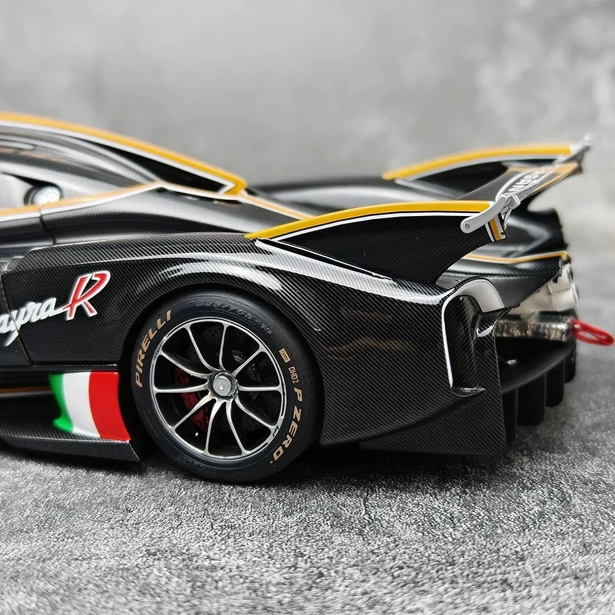 LCD Pagani 2021 Huayra R بلاك 1:18 – نموذج معدني قابل للجمع من القالب المصبوب