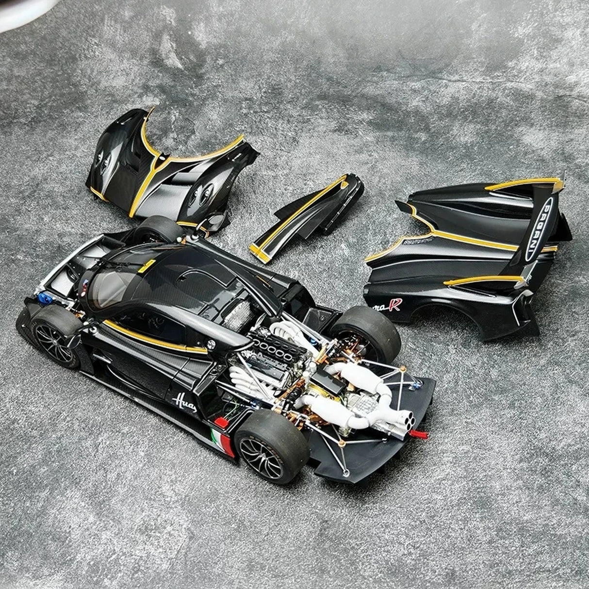 LCD Pagani 2021 Huayra R بلاك 1:18 – نموذج معدني قابل للجمع من القالب المصبوب