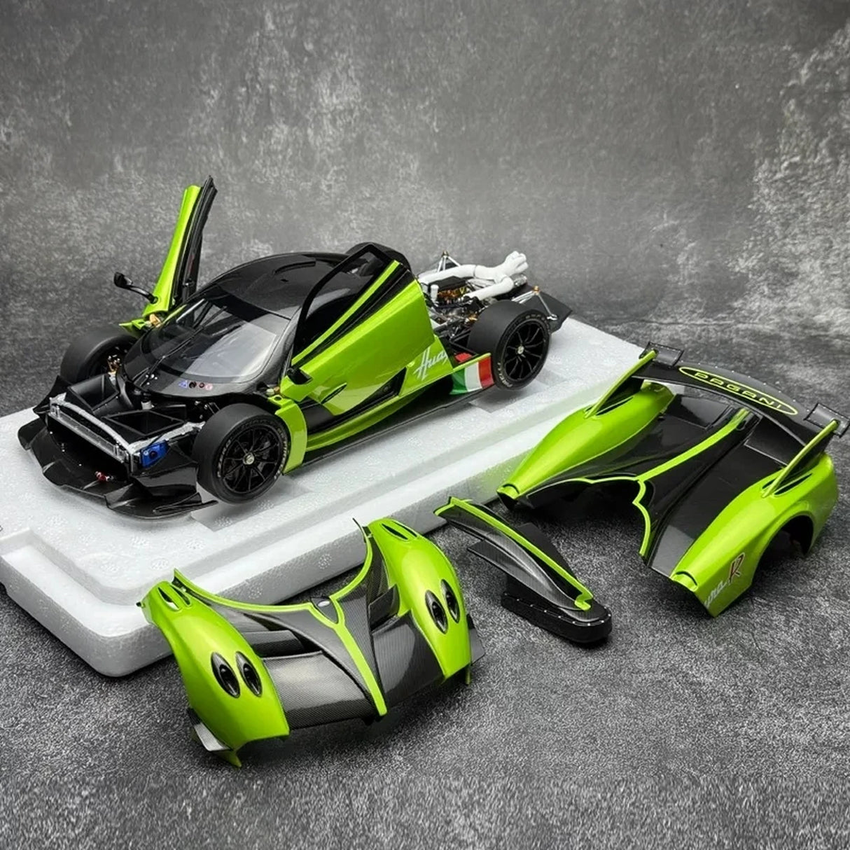 LCD Pagani 2021 Huayra R Green 1:18 – نموذج معدني قابل للجمع من القالب المصبوب