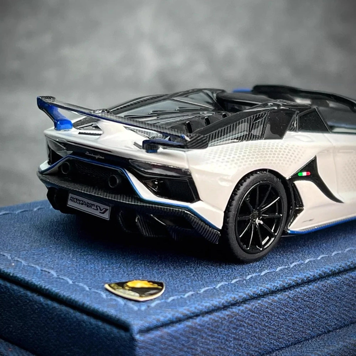 Look Smart Lamborghini 2021 Aventador SVJ Xago White 1:43 – Collectible Resin Model Resin