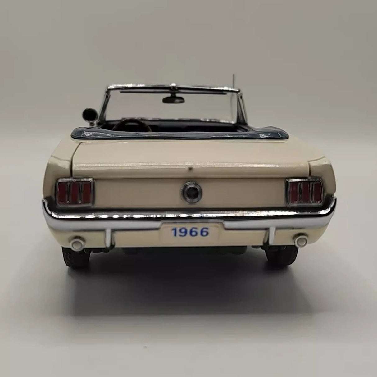 MBI Ford 1966 Mustang Convertible White 1:24 – Collectible Diecast Model Die-Cast
