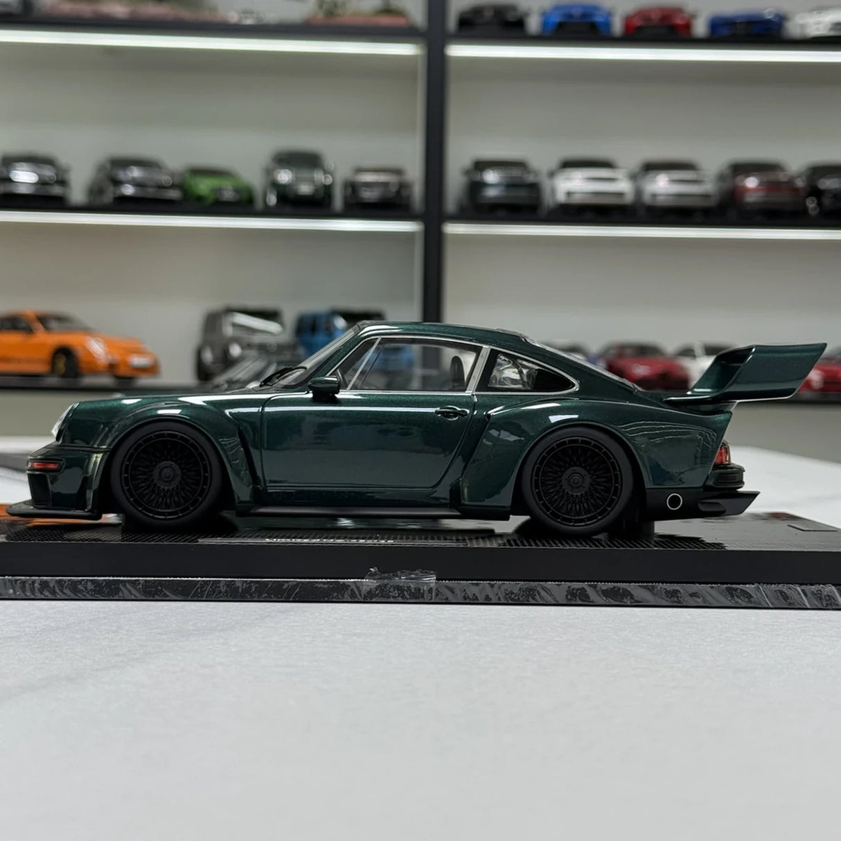 MCM Porsche 2023 911 Singer DLS Turbo Dark Green High Wing 1:18 – Resina de Modelo de Resina Colecionável