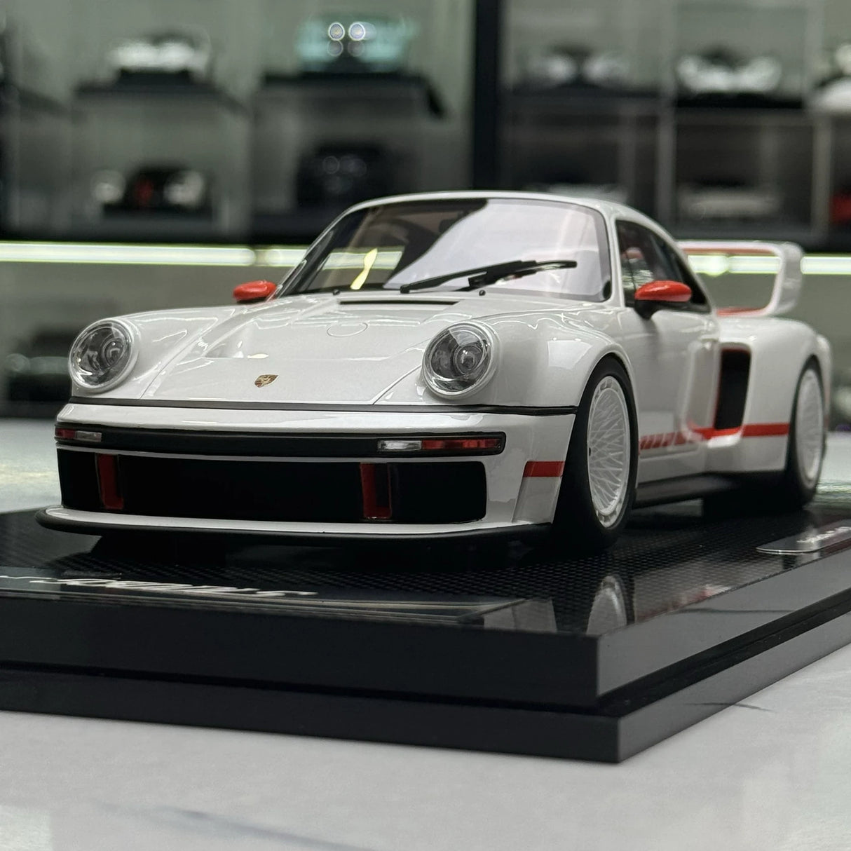 MCM Porsche 2023 911 Singer DLS Turbo Pearl White 1:18 – Resina de Modelo de Resina de Coleção
