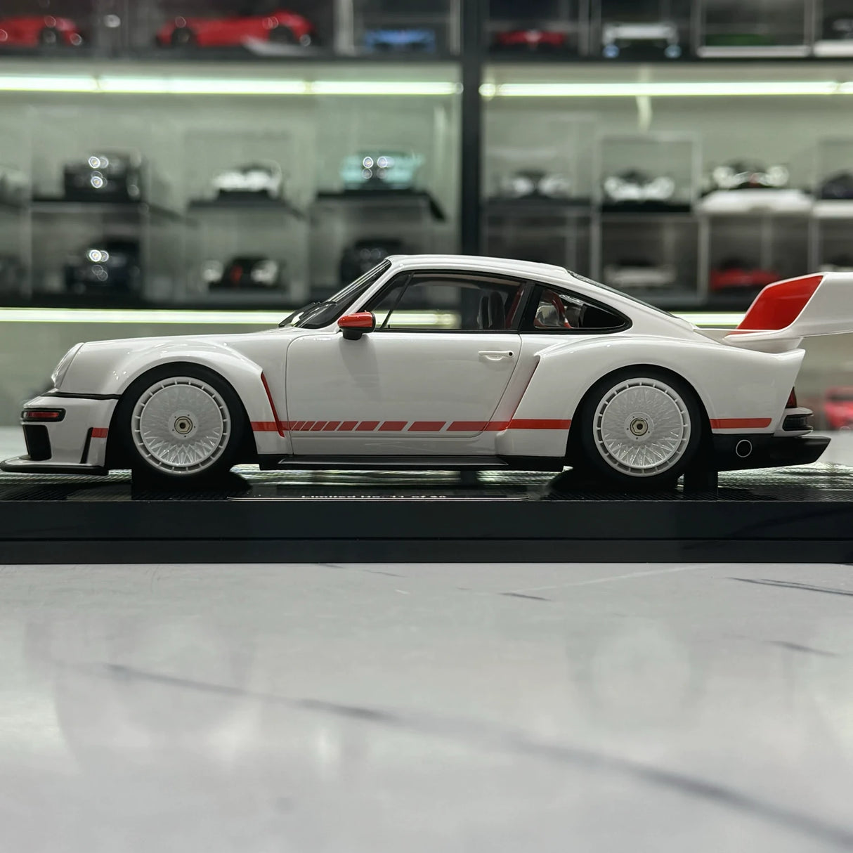 MCM Porsche 2023 911 Singer DLS Turbo Pearl White 1:18 – Resina de Modelo de Resina de Coleção