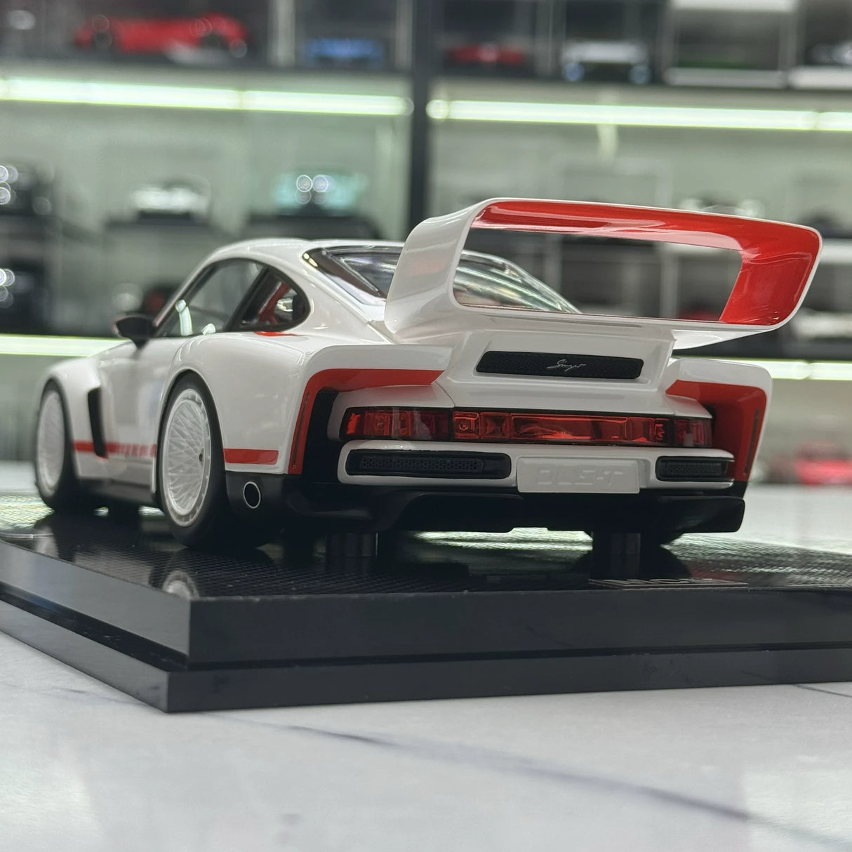 MCM Porsche 2023 911 Singer DLS Turbo Pearl White 1:18 – Resina de Modelo de Resina de Coleção