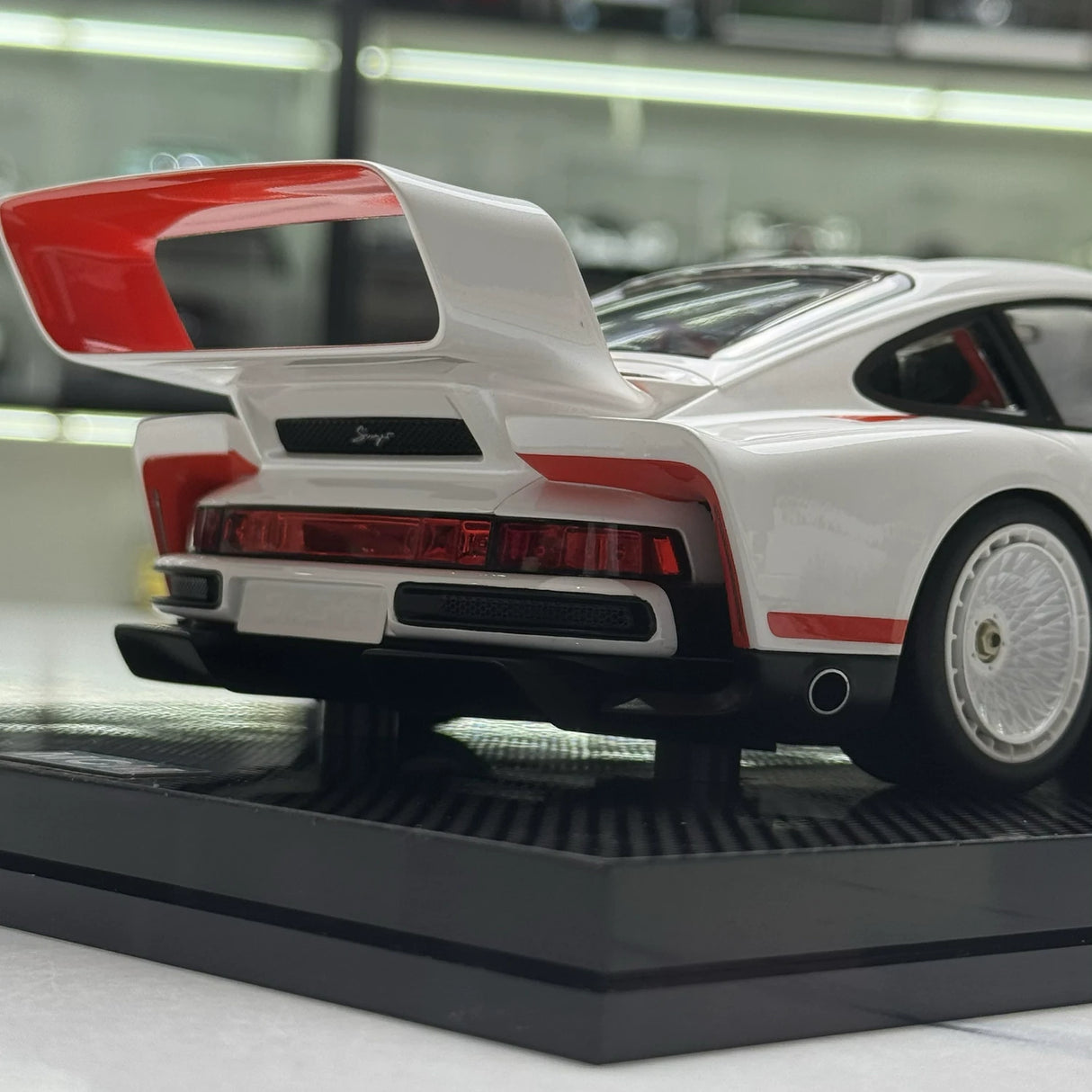 MCM Porsche 2023 911 Singer DLS Turbo Pearl White 1:18 – Resina de Modelo de Resina de Coleção