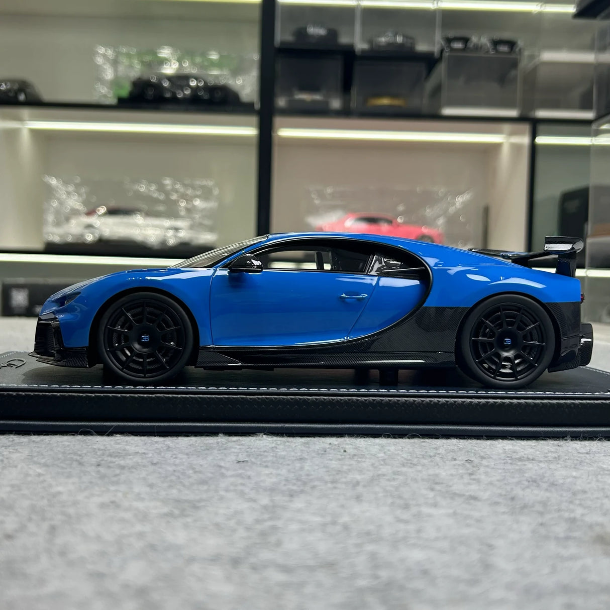 مجموعة MR Bugatti 2020 Chiron Pur Sport Blue 1:18 – راتنج نموذجي قابل للجمع (MR Collection)