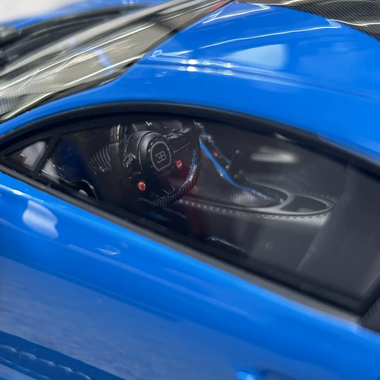 مجموعة MR Bugatti 2020 Chiron Pur Sport Blue 1:18 – راتنج نموذجي قابل للجمع (MR Collection)