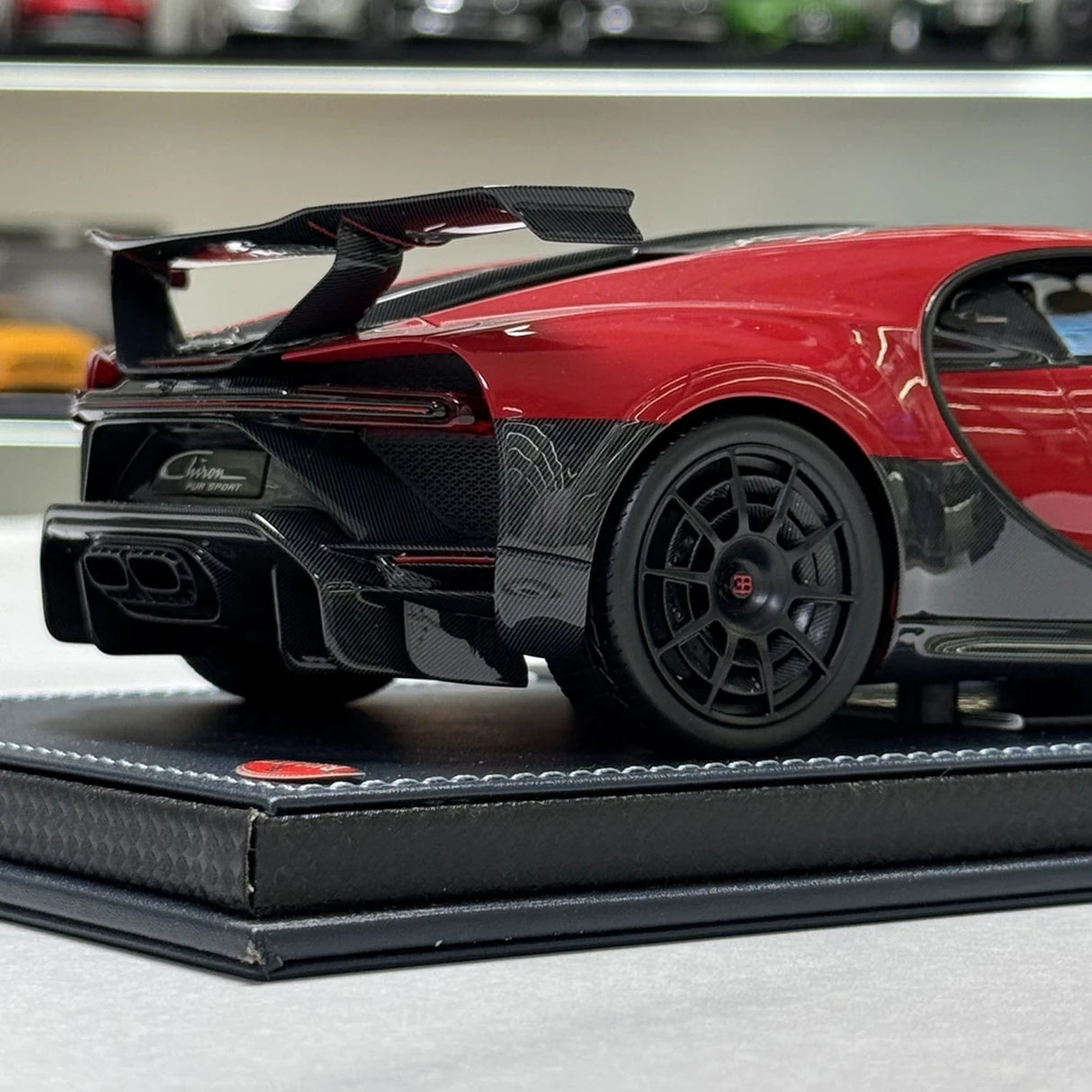 مجموعة MR Bugatti 2020 Chiron Pur Sport Red 1:18 – راتنج موديل راتنج قابل للجمع (MR Collection)