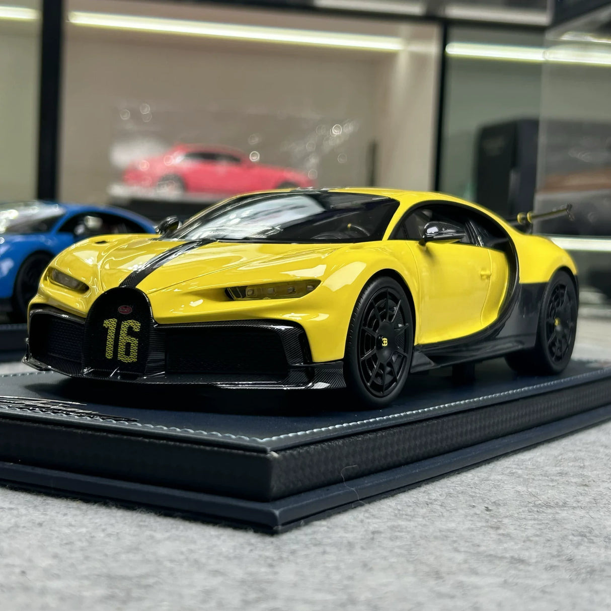 مجموعة MR Bugatti 2020 Chiron Pur Sport Yellow 1:18 – راتنج موديل قابل للجمع (MR Collection)