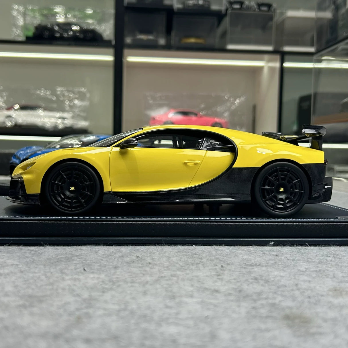 مجموعة MR Bugatti 2020 Chiron Pur Sport Yellow 1:18 – راتنج موديل قابل للجمع (MR Collection)