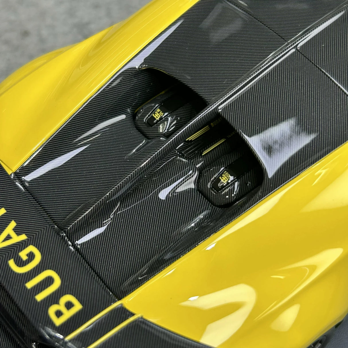 مجموعة MR Bugatti 2020 Chiron Pur Sport Yellow 1:18 – راتنج موديل قابل للجمع (MR Collection)