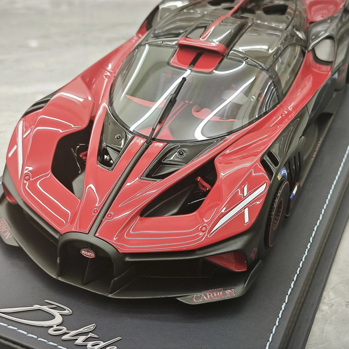 MR Kollektion Bugatti 2021 Bolide Red 1:18 – Samlarobjekt resinmodellresin (MR Collection)
