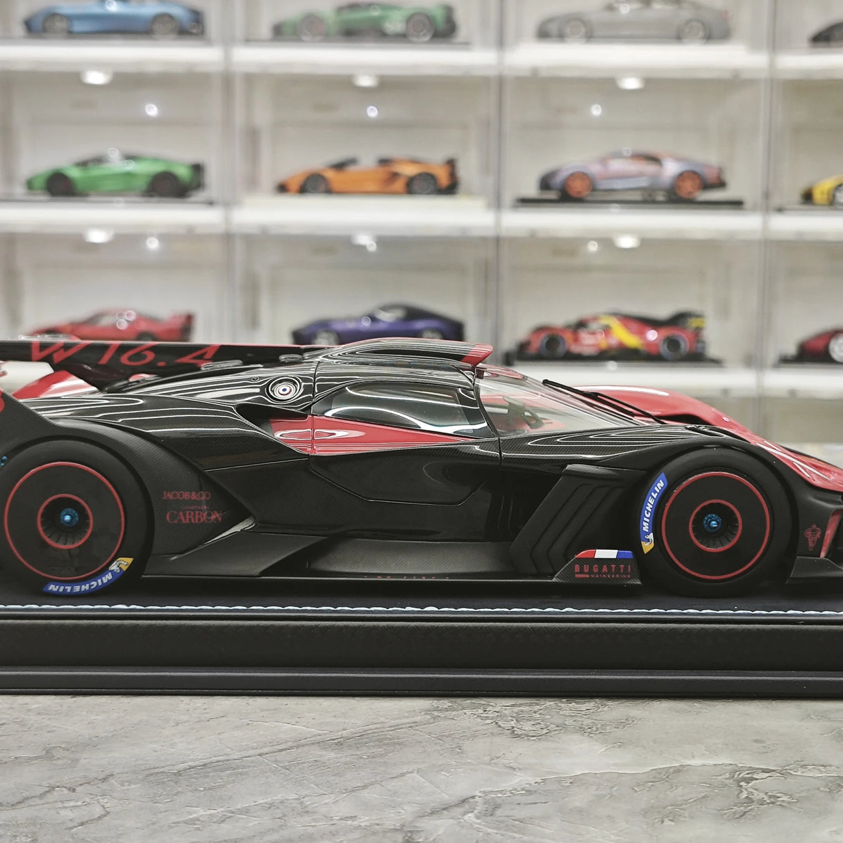 MR Kollektion Bugatti 2021 Bolide Red 1:18 – Samlarobjekt resinmodellresin (MR Collection)
