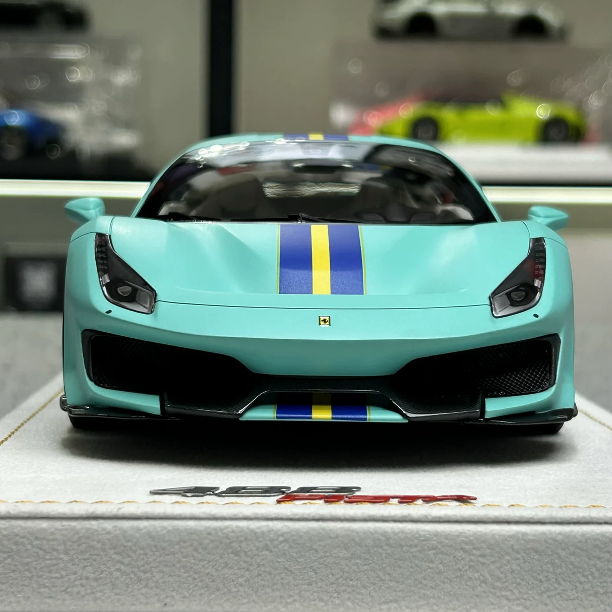 MR مجموعة Ferrari 2018 488 بيستا مات تيفاني بلو ريسينغ سترايب 1:18 – راتنج موديل قابل للجمع (MR Collection)