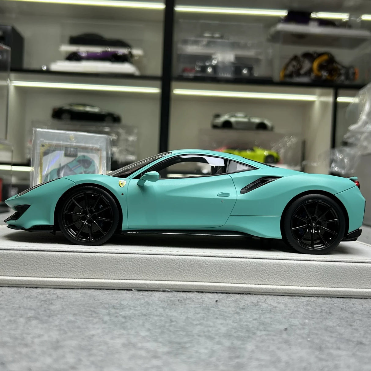 MR مجموعة Ferrari 2018 488 بيستا مات تيفاني بلو ريسينغ سترايب 1:18 – راتنج موديل قابل للجمع (MR Collection)