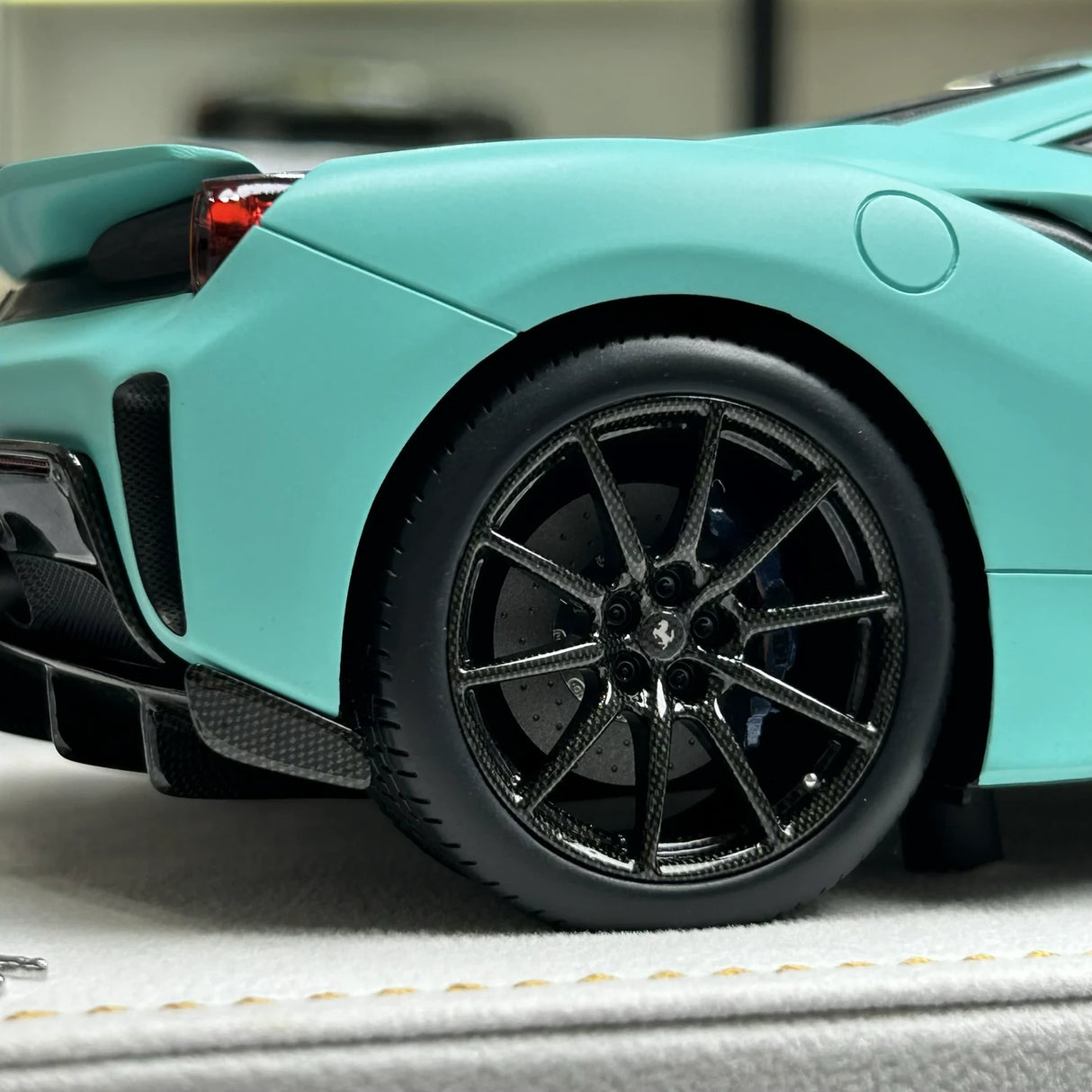 MR مجموعة Ferrari 2018 488 بيستا مات تيفاني بلو ريسينغ سترايب 1:18 – راتنج موديل قابل للجمع (MR Collection)