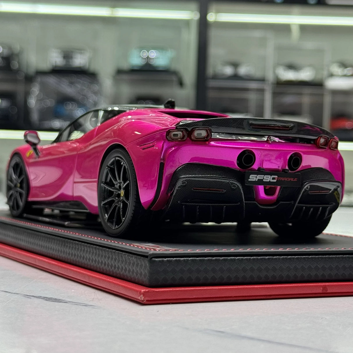 MR Collezione Ferrari 2019 SF90 Stradale Pink 1:18 – Resina modello in resina collezionabile (MR Collection)