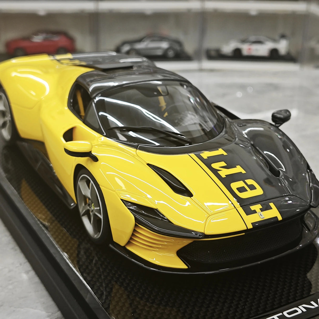 MR Collection Ferrari 2023 Daytona SP3 599+1 Giallo Modena Shiny Carbon 1:18 – Collectible resin Model resin