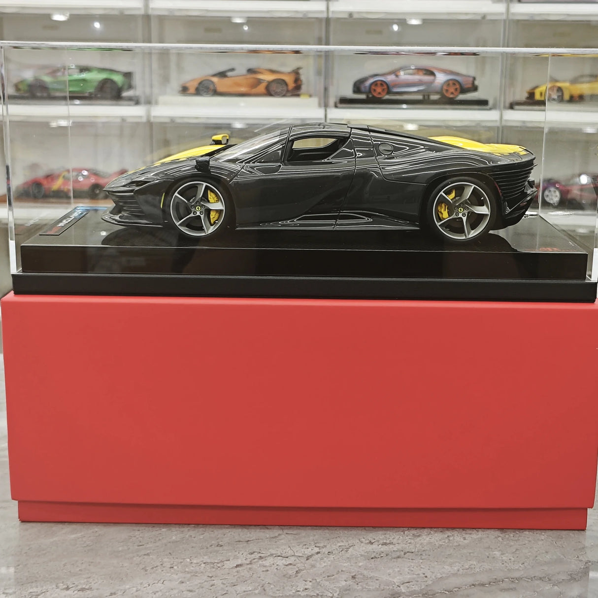 MR Collection Ferrari 2023 Daytona SP3 599+1 Giallo Modena Shiny Carbon 1:18 – Collectible resin Model resin