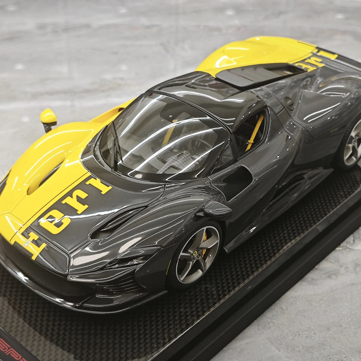 MR Collection Ferrari 2023 Daytona SP3 599+1 Giallo Modena Shiny Carbon 1:18 – Collectible resin Model resin
