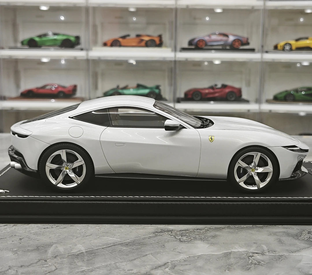 MR Collezione Ferrari 2025 Amalfi Coupe Bianco Artico 1:18 – Modello in resina collezionabile (MR Collection)