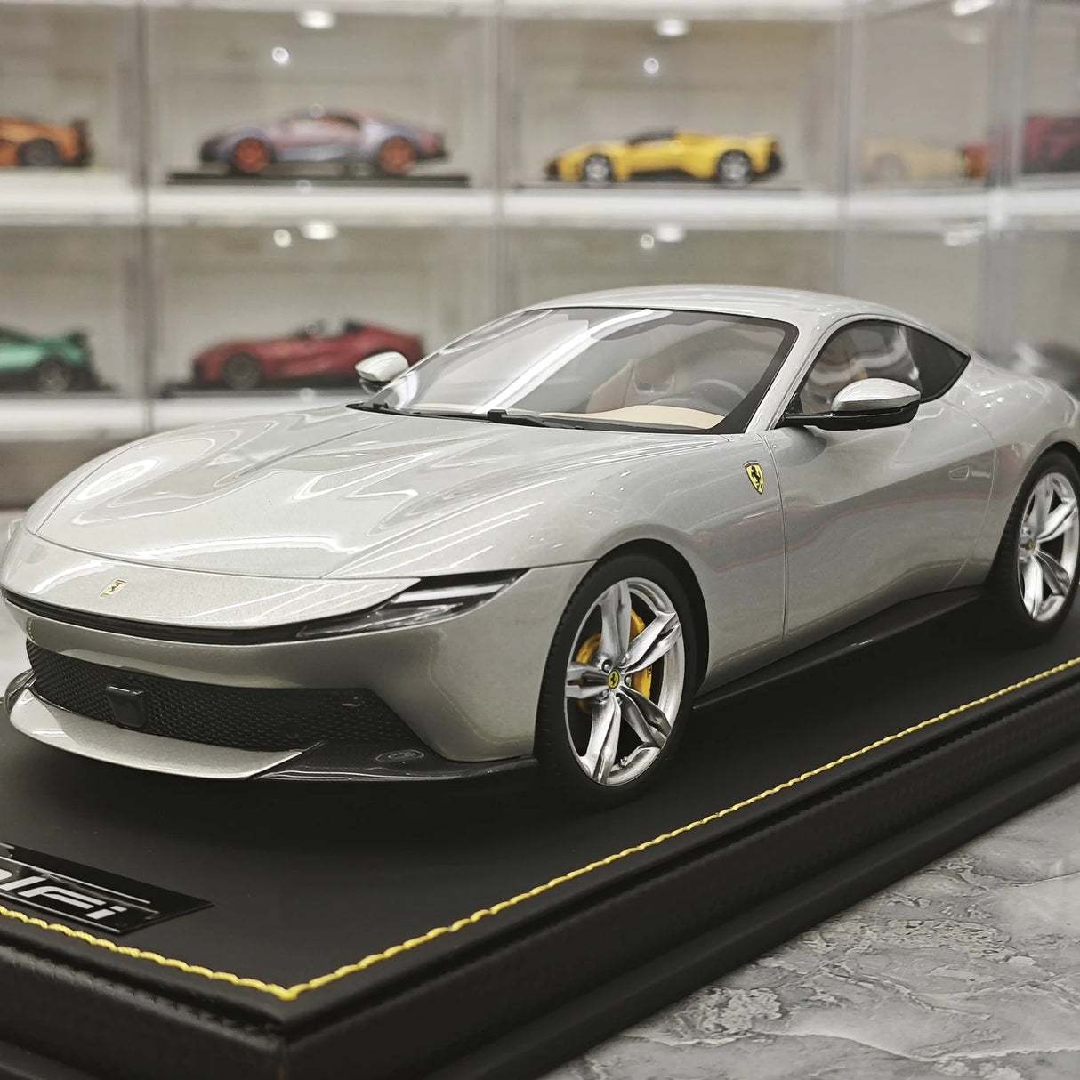 MR Collezione Ferrari 2025 Amalfi Coupe Grigio Abu Dhabi 1:18 – Resina modello in resina collezionabile (MR Collection)