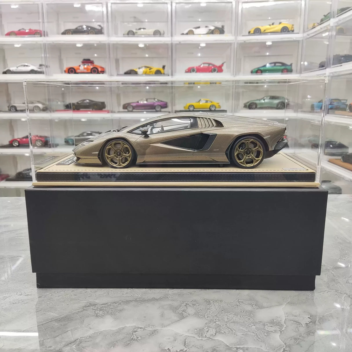 مجموعة MR Lamborghini 2021 Countach LPI 800-4 Gold 1:18 – راتنج نموذجي قابل للجمع (MR Collection)