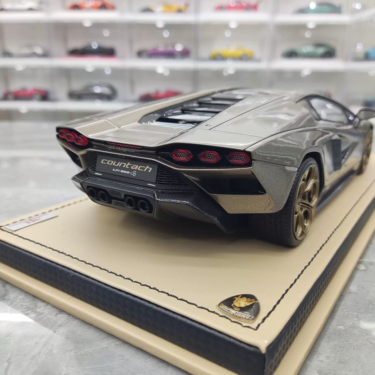 مجموعة MR Lamborghini 2021 Countach LPI 800-4 Gold 1:18 – راتنج نموذجي قابل للجمع (MR Collection)