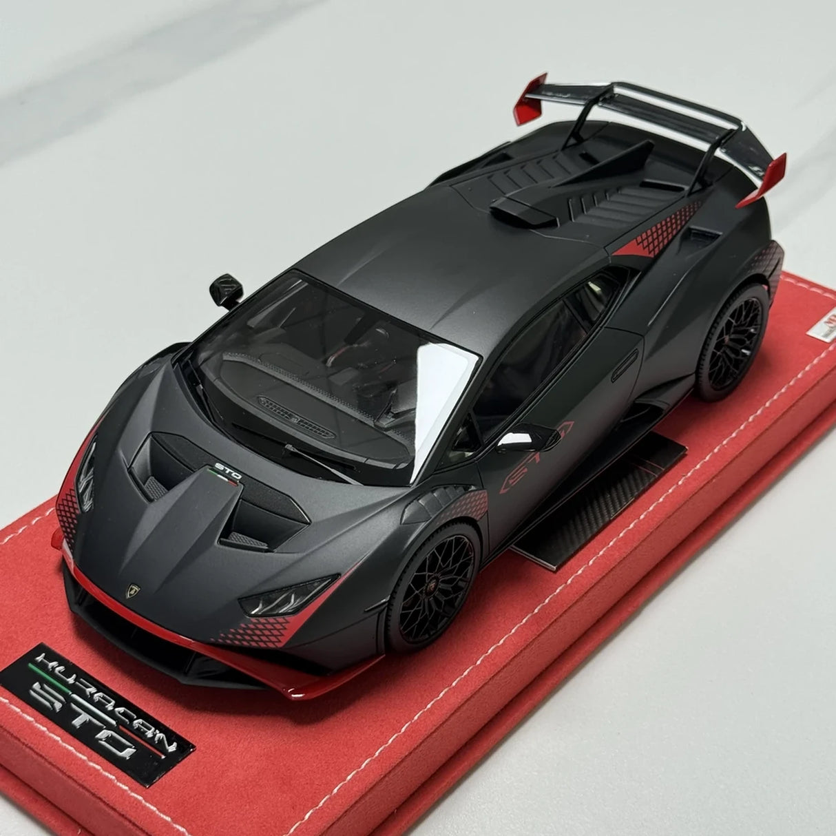 مجموعة MR Lamborghini 2021 هوراكان STO بلاك 1:18 – نموذج راتنج قابل للجمع (MR Collection)