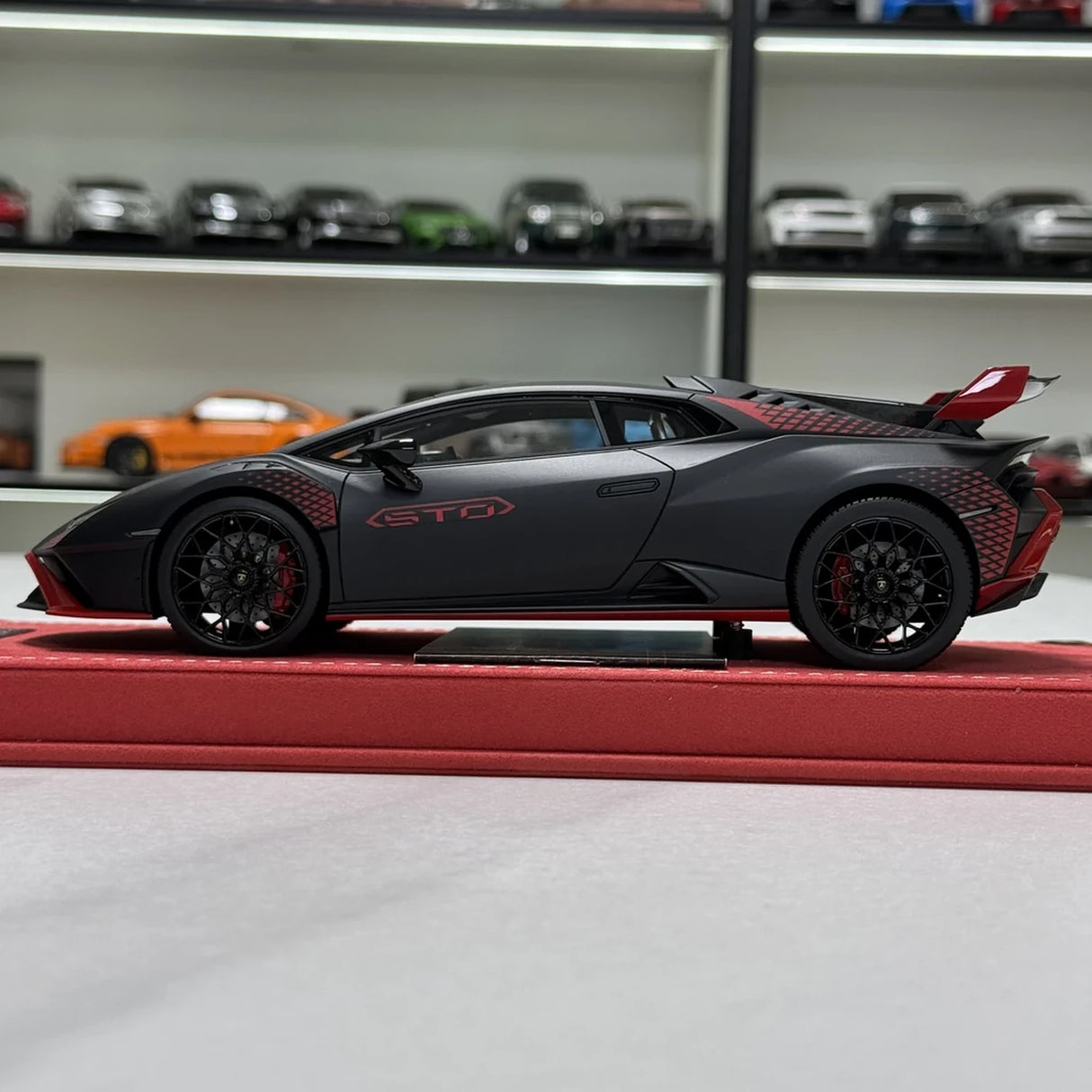 مجموعة MR Lamborghini 2021 هوراكان STO بلاك 1:18 – نموذج راتنج قابل للجمع (MR Collection)